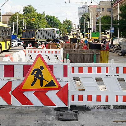 На Троєщині та Сирці обмежать рух транспорту: схеми - 412x412