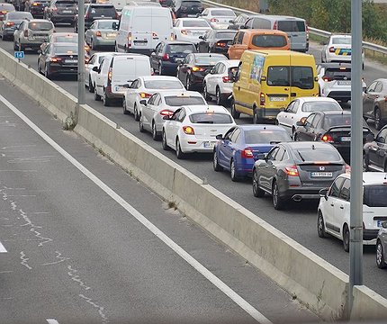 На багатьох вулицях Києва обмежили рух через міжнародний саміт: місто стоїть у заторах - 412x412