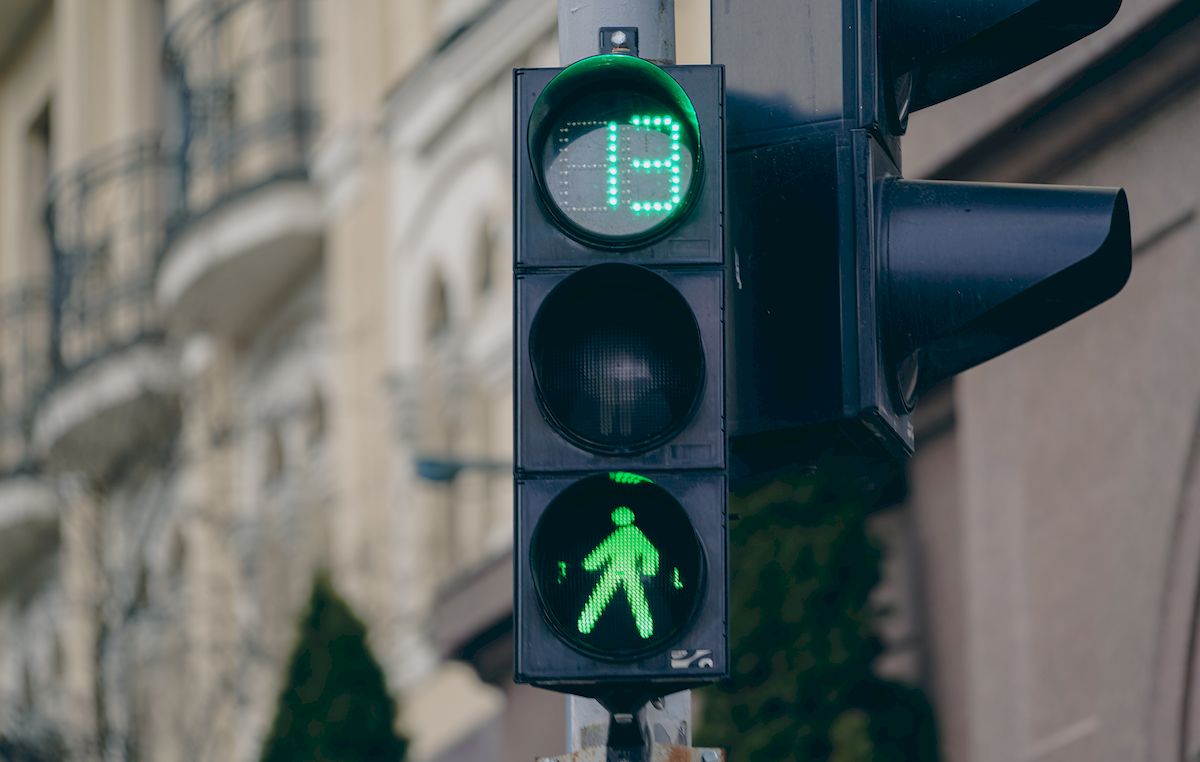 Інклюзивні світлофори та "віденські" зупинки: які безбар'єрні рішення впровадять на вулицях Києва у 2024 році