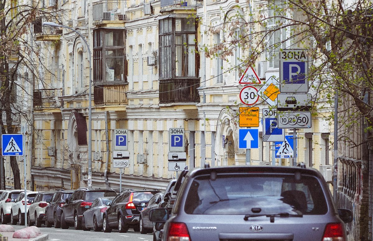 У Києві відновлюють плату за паркування на муніципальних майданчиках