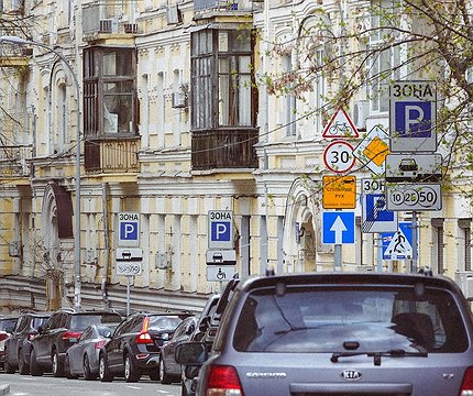 У Києві відновлюють плату за паркування на муніципальних майданчиках - 412x412