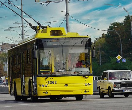 У Києві скоротять маршрути автобуса №38Д та тролейбуса №12: нові схеми руху - 412x412