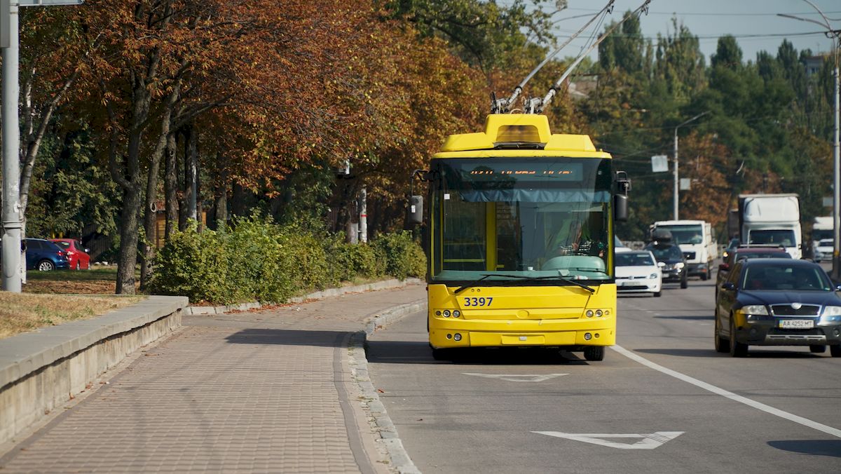 У Києві облаштували ще одну смугу громадського транспорту: приватним авто там їздити заборонено