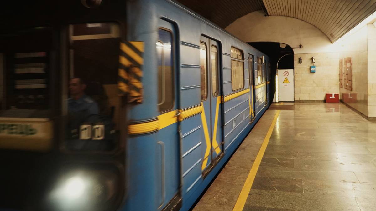 "Начальник відмовляв і висміював": як у метро Києва відохочують жінок працювати машиністками
