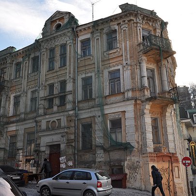 У КМДА відповіли на повідомлення про розбирання історичного будинку на Андріївському узвозі - 412x412
