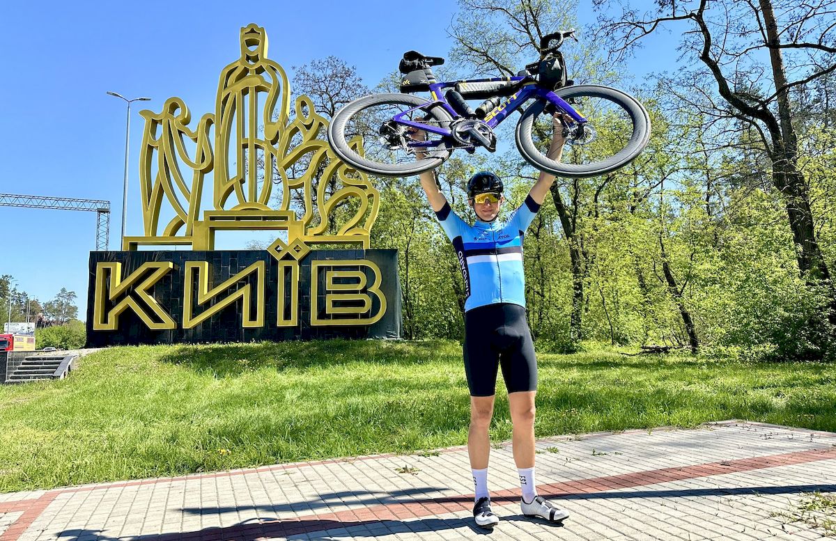 Естонський депутат, що збирає гроші для ЗСУ, дістався Києва на велосипеді