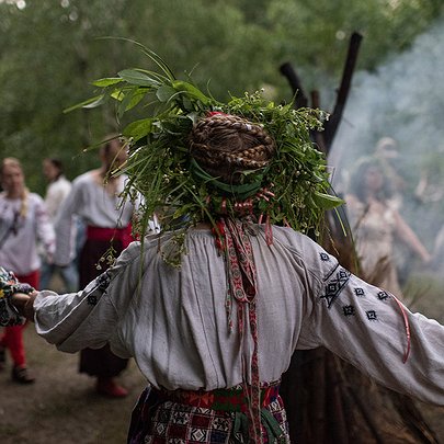 Голими, з допомогою дерев і води: як ворожили з вінками на Івана Купала - 412x412