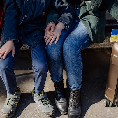 Українці за кордоном можуть подати заяву про моральну шкоду через вимушений виїзд: як це зробити - 412x412