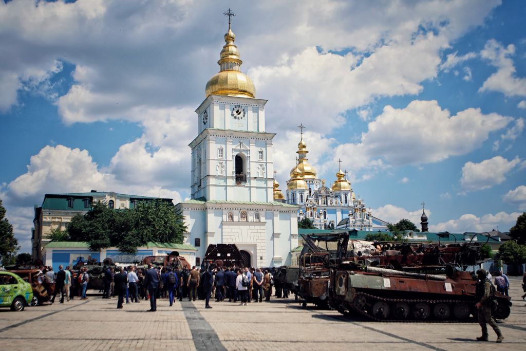 На Михайлівській площі відкрили нову виставку російського брухту
