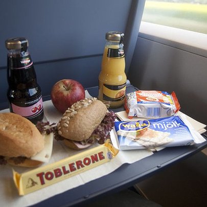 Укрзалізниця розширила асортимент товарів у поїздах: що можна замовити - 412x412