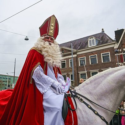 Чорний Піт, Крампуси та вугілля в подарунок: як у різних країнах відзначають День святого Миколая - 412x412
