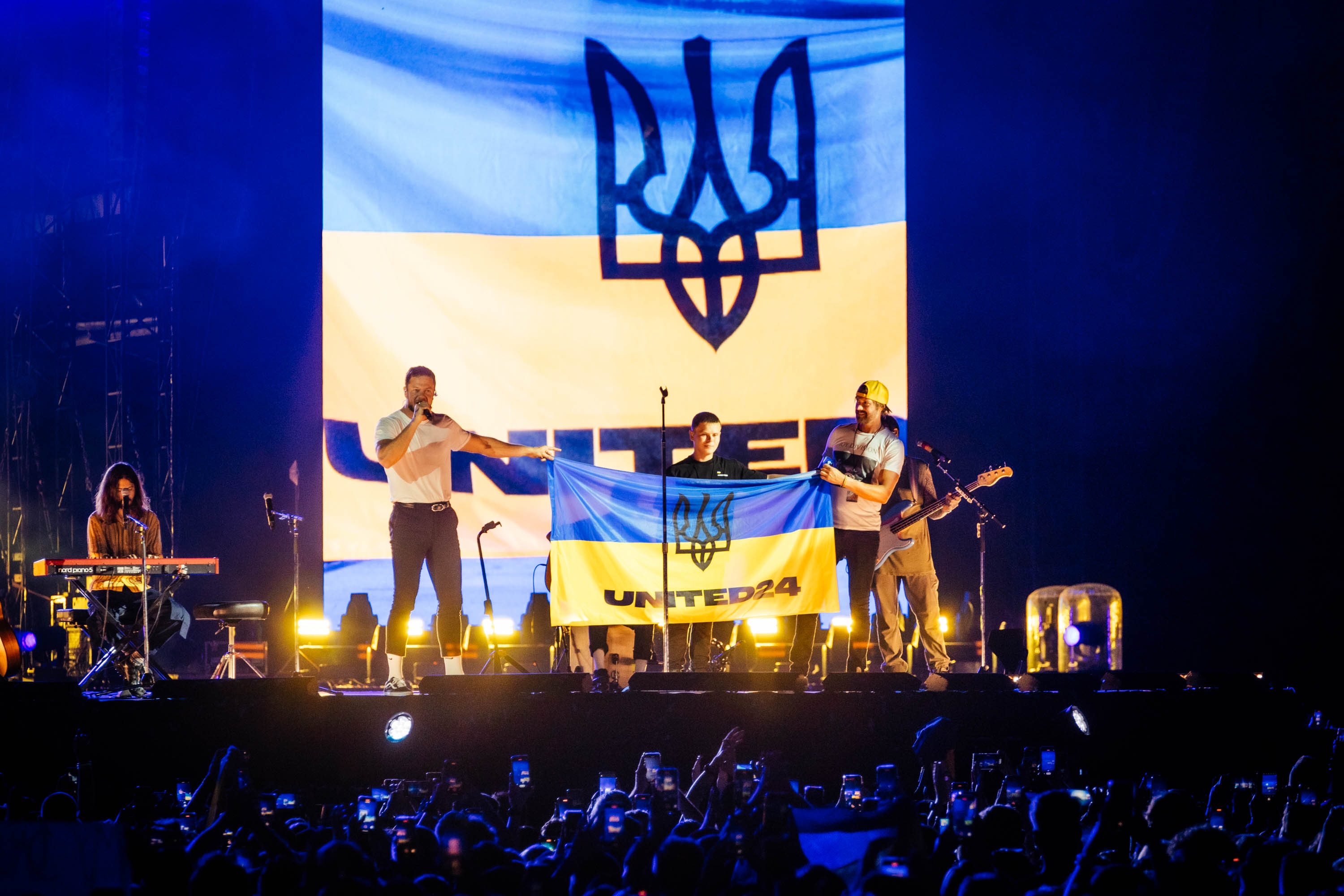 UNITED24 запустили розіграш прапора із підписами Imagine Dragons