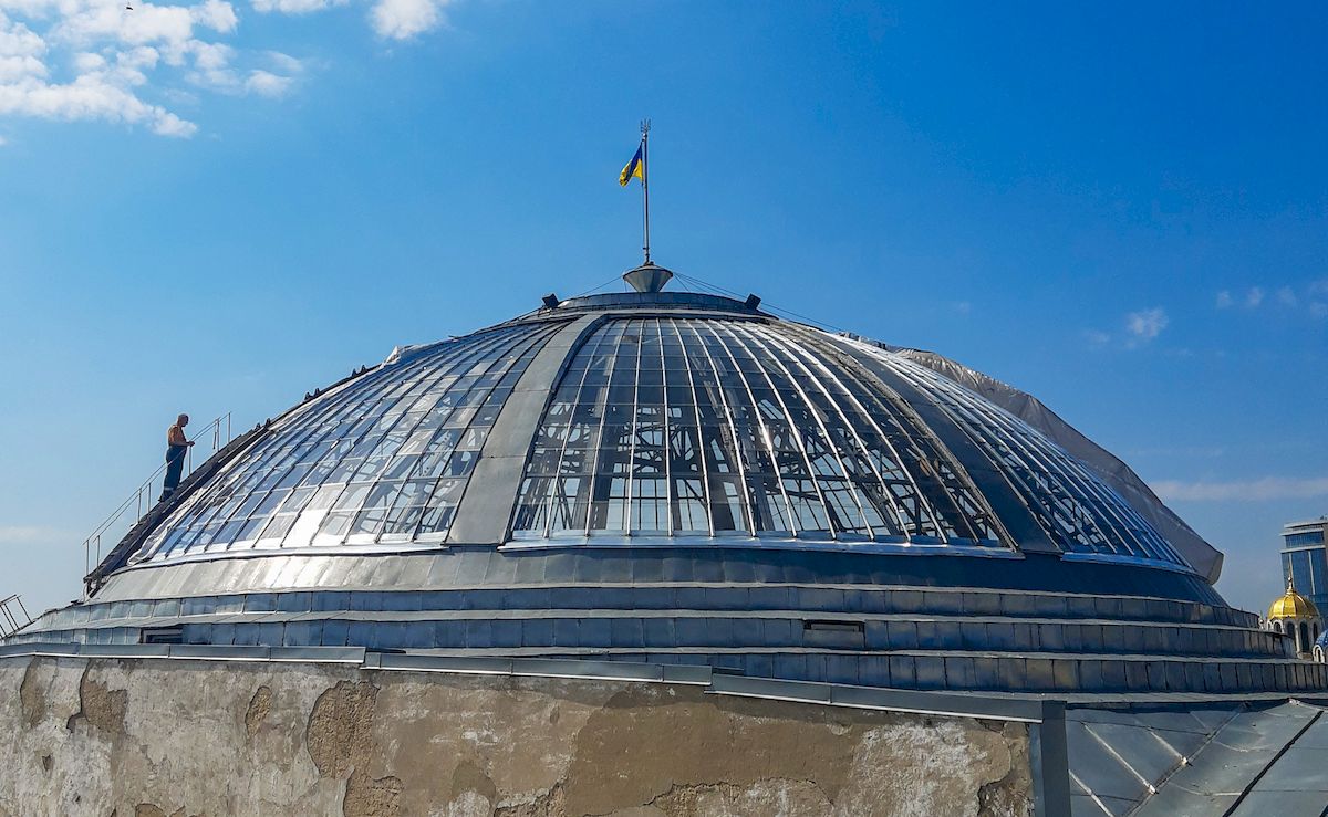 Завершують реставрацію купола Будинку вчителя, що постраждав від ракетної атаки: фото