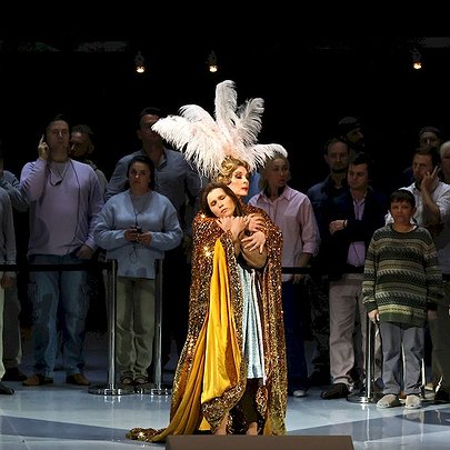 Радянські килими, електрики та лялька в шпагаті: якою вийшла опера "Казки Гофмана" в постановці Івана Уривського - 412x412