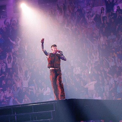 Концерти Артема Пивоварова в Києві: польоти, дуети, блекаут і рекорд - 412x412