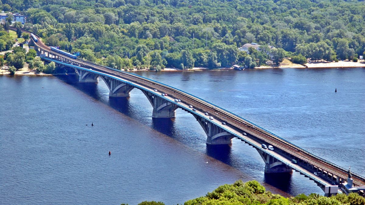 На мосту Метро обмежать рух транспорту