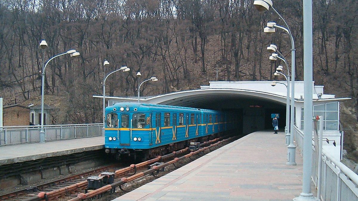 Чому під час тривог не відкривають наземні станції метро: у КМВА відповіли