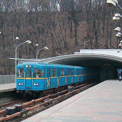 Чому під час тривог не відкривають наземні станції метро: у КМВА відповіли - 412x412