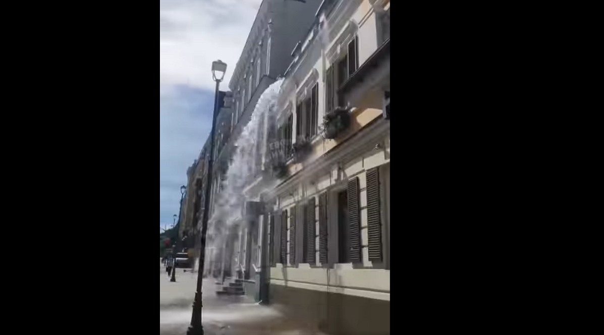 З даху будинку в центрі Києва бив водоспад: що сталося
