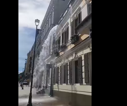З даху будинку в центрі Києва бив водоспад: що сталося - 412x412