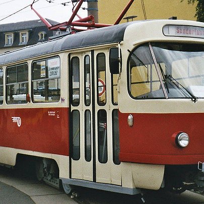 У Києві ремонтують трамвай "Татра Т3": відео - 412x412