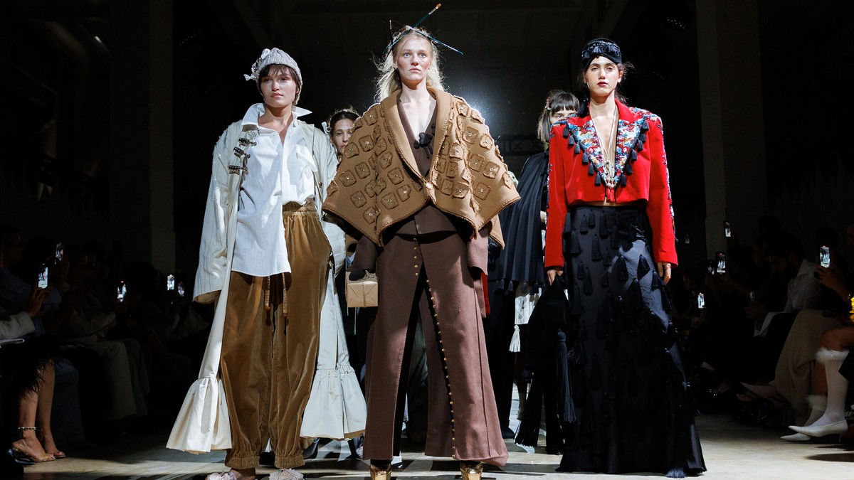 Театральний показ і класика: чим запам'ятався перший день Ukrainian Fashion Week SS26