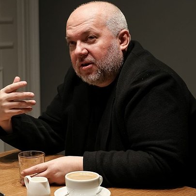 Режисер Максим Голенко — про виставу "Я бачу, вас цікавить пітьма", керування театром та стосунки з Уривським і Петросяном - 412x412