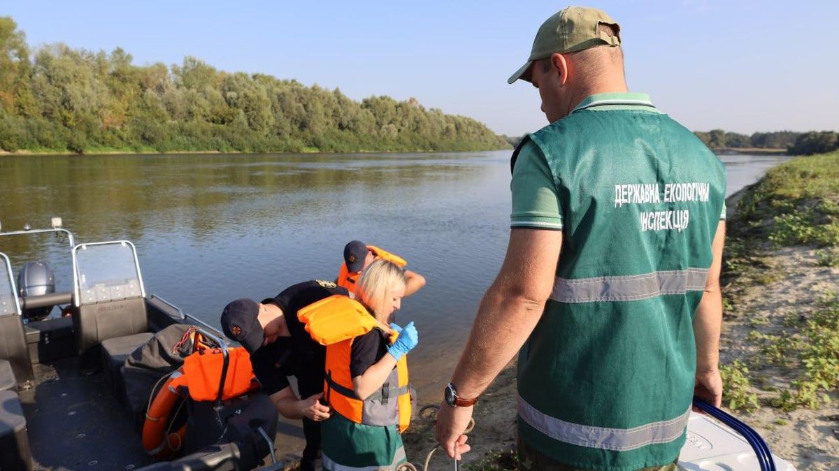 Річку Десна почали очищати від забруднення