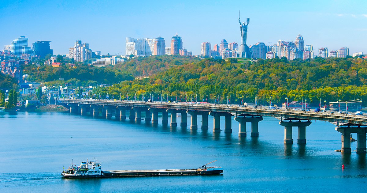 Без серпа і молота на мосту Патона. Київрада прибере 62 пам'ятники рядянського режиму