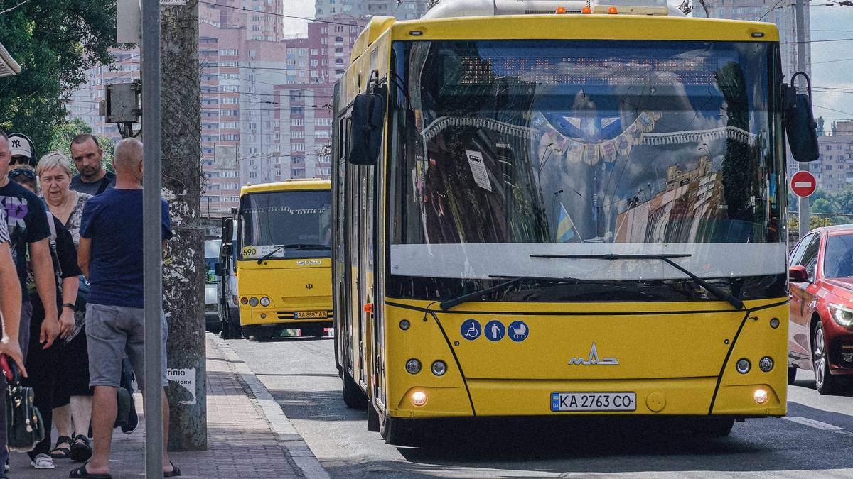 Транспорт у Києві не зупинятимуть під час хвилини мовчання: Кличко відповів на петицію