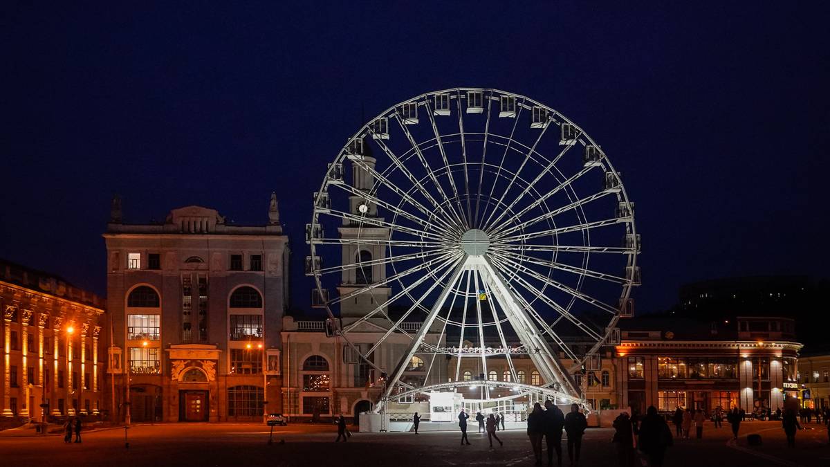 Після обриву тролея через Дніпро поліція перевіряє колесо огляду на Подолі