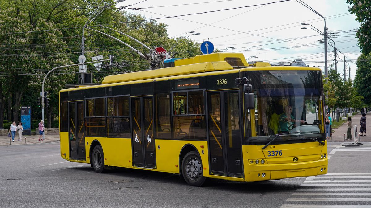 Вулицею Гетьмана відновили рух громадського транспорту, що був обмежений через обстріл