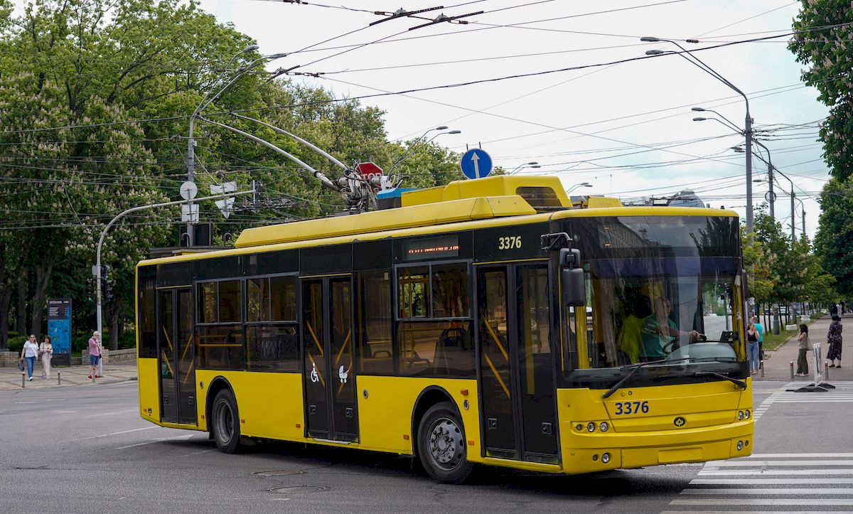 На поминальні дні у Києві організують додатковий транспорт до кладовищ: усі маршрути
