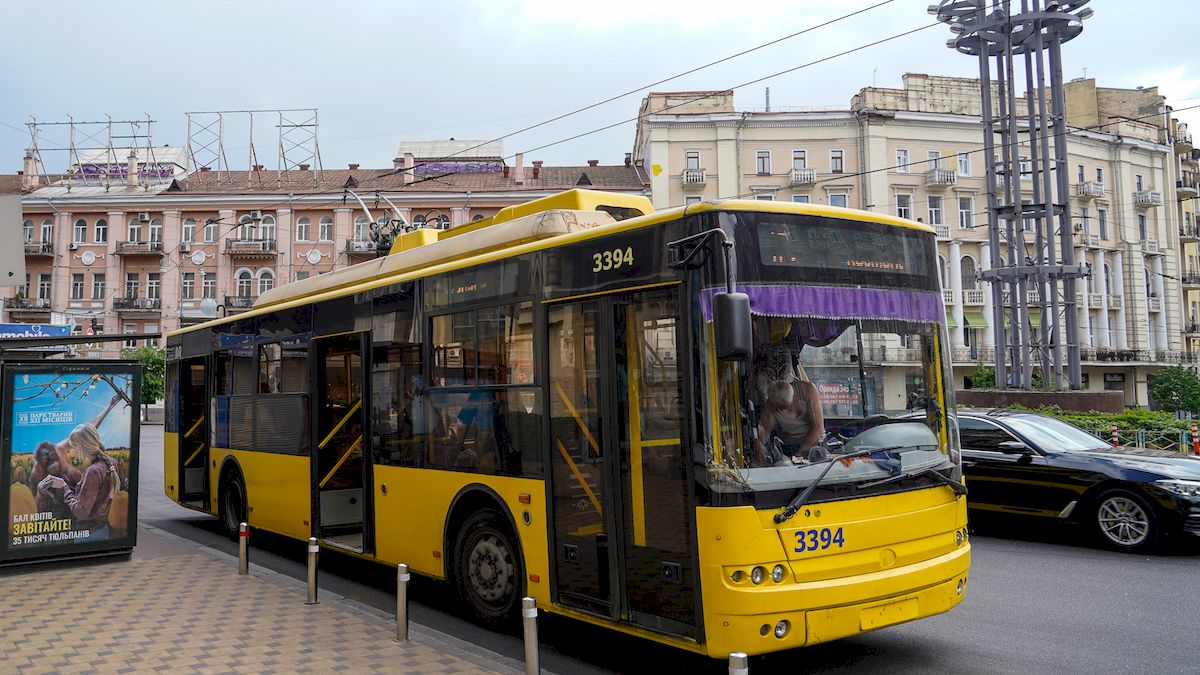 Київ залишився єдиним містом України, де зупиняють громадський транспорт під час тривоги