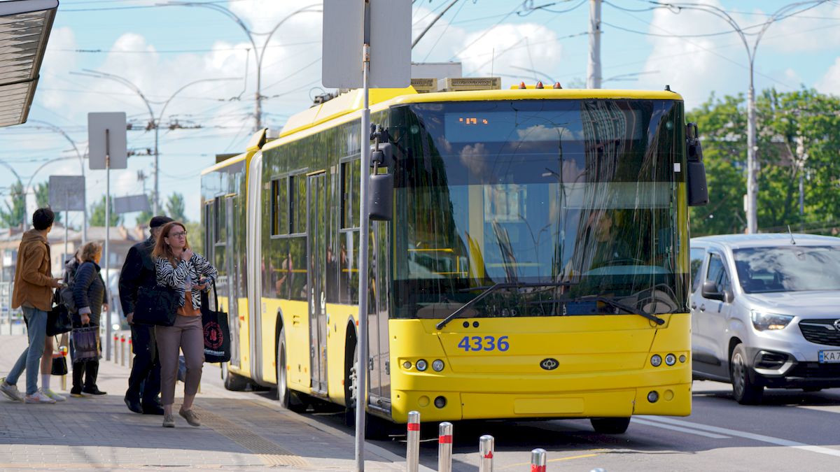 Через нічний обстріл у Києві перекрили рух та змінили маршрути громадського транспорту: деталі