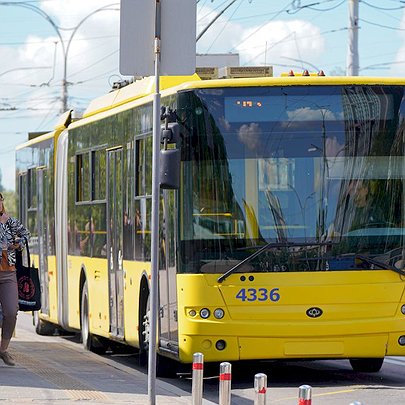 Через нічний обстріл у Києві перекрили рух та змінили маршрути громадського транспорту: деталі - 412x412