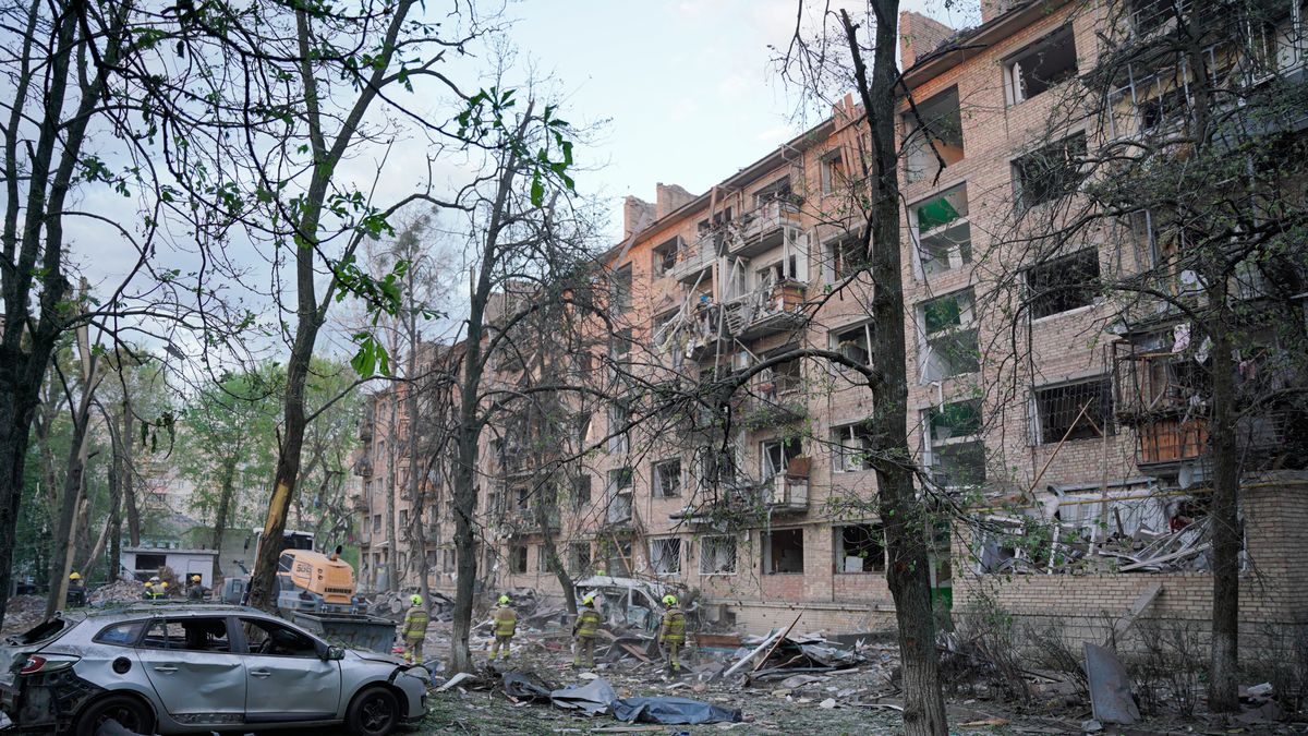 Днями почнуть виплачувати допомогу мешканцям Святошина, чиє житло постраждало від обстрілу: скільки вони отримають