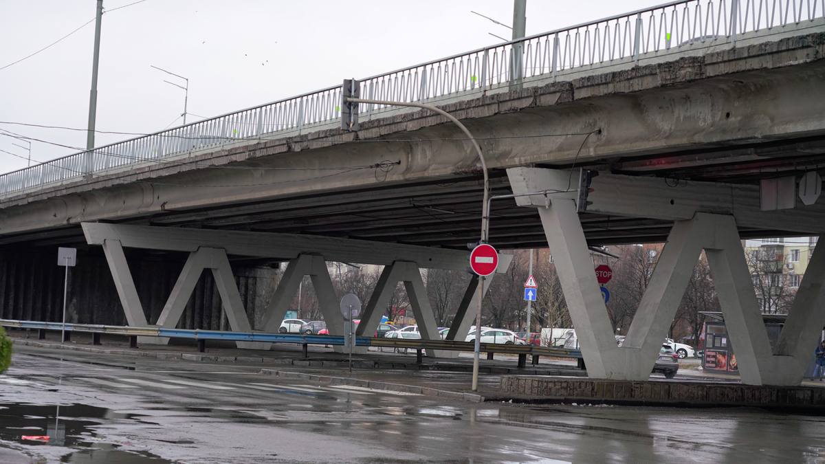 У КМДА розповіли, чи дійсно руйнується шляхопровід біля ринку "Юність"