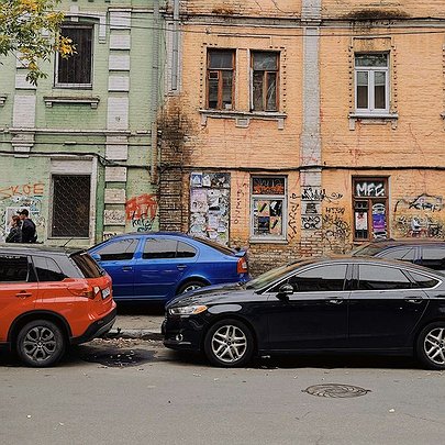 У Києві розпочинають боротьбу з неправильним паркуванням у дворах - 412x412