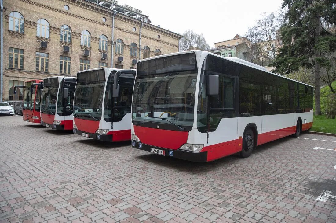 Столиця отримала ще чотири сучасні автобуси від Німеччини