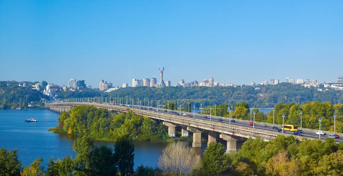 У КМДА розповіли, хто має демонтувати радянську символіку з мосту Патона