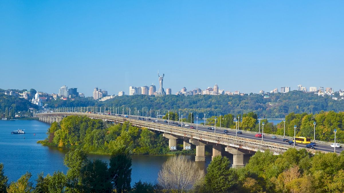 Влада Києва просить поліцію не пускати вантажівки на міст Патона: в чому річ