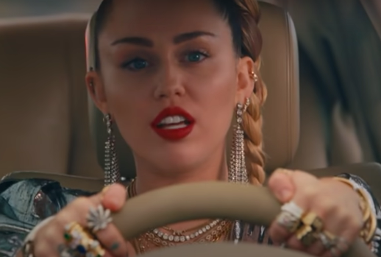 Mark Ronson feat. Miley Cyrus – Nothing Breaks Like a Heart (2018)