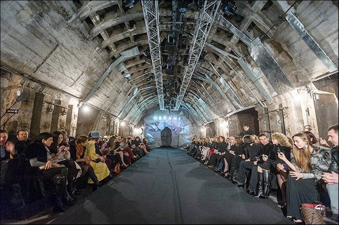 модний показ на недобудованій станції метро 