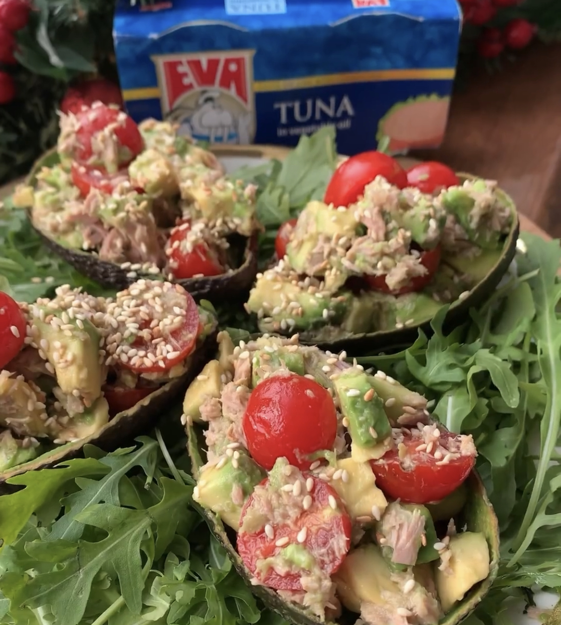 Салат із тунцем у човнику з авокадо