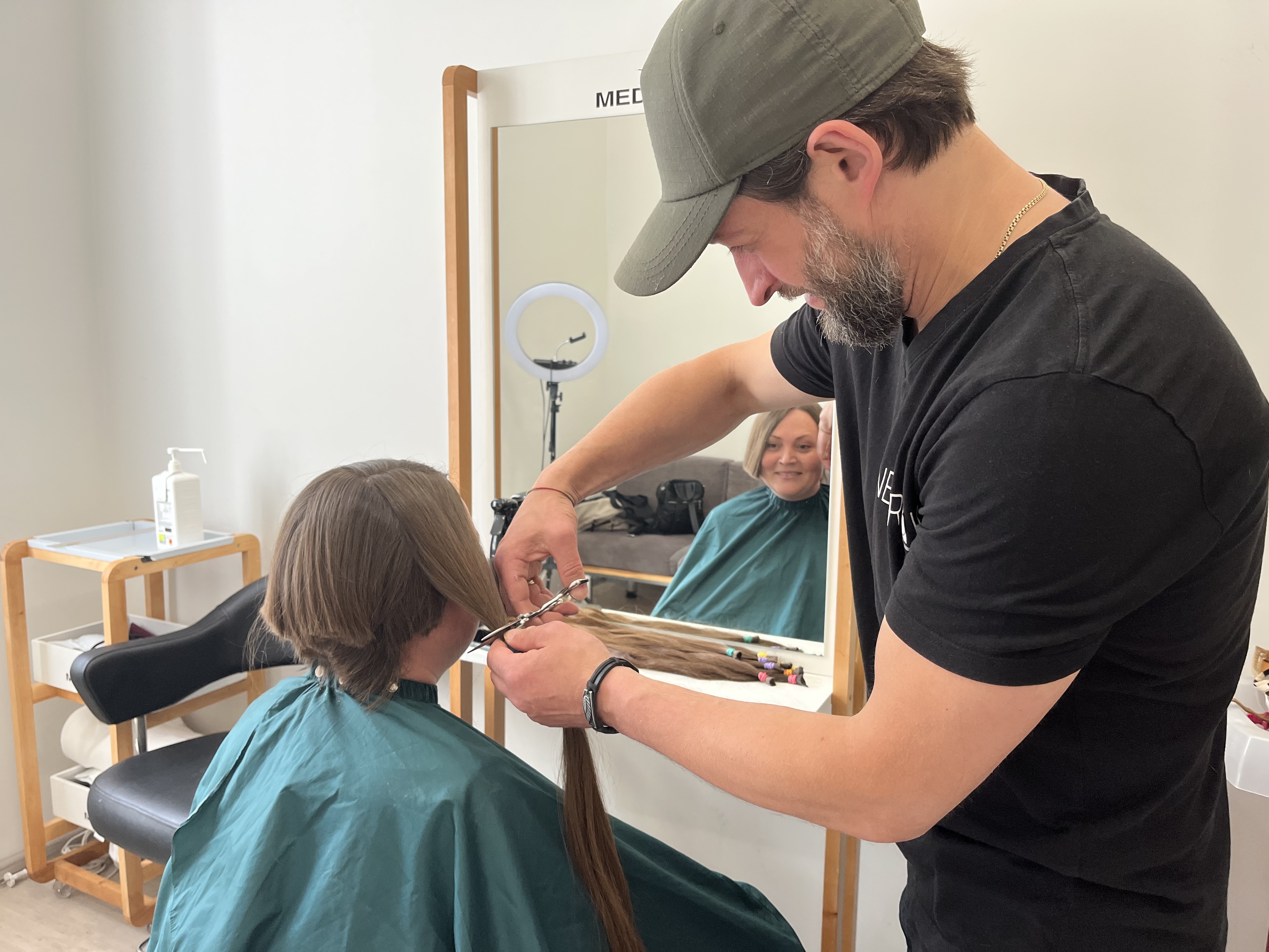 перукар зрізає волосся