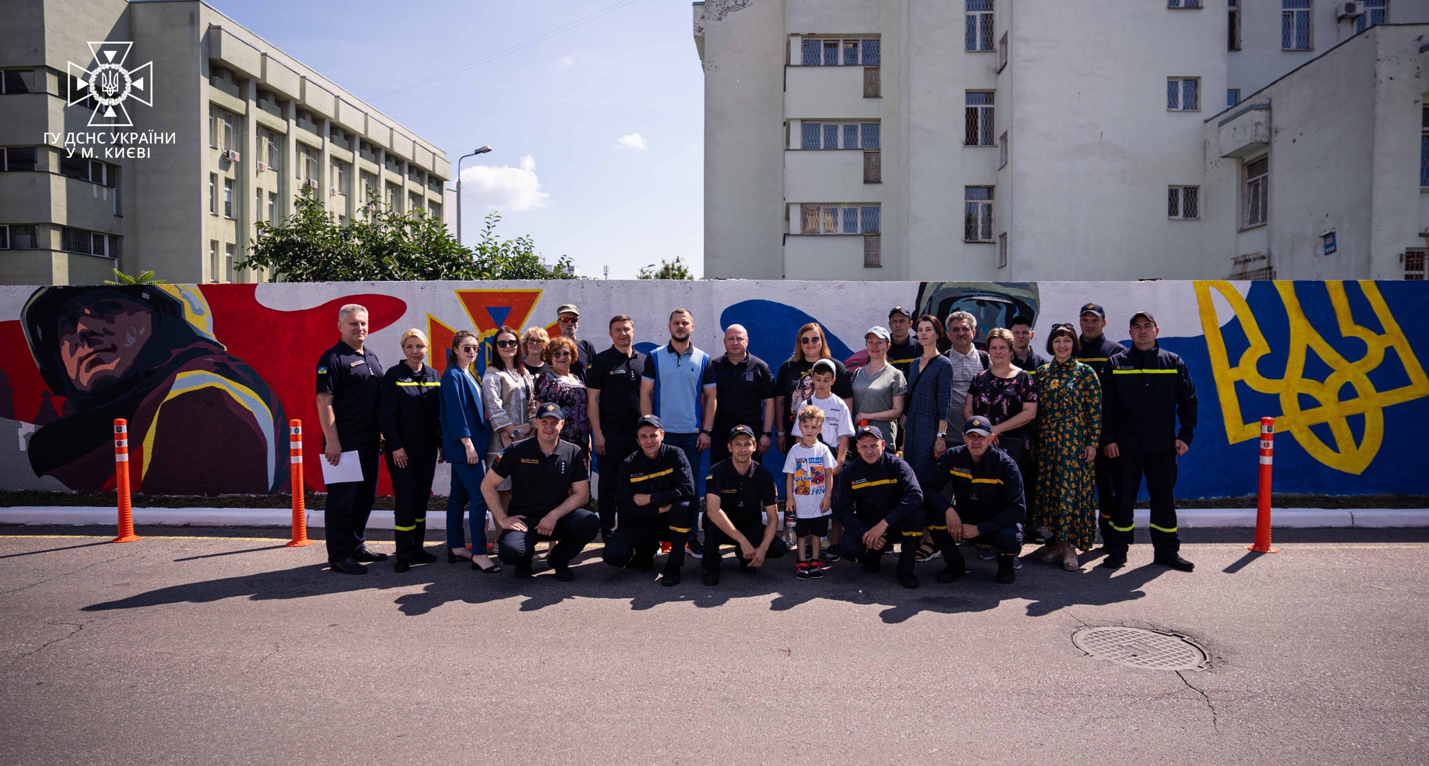 мурал з вогнеборцями