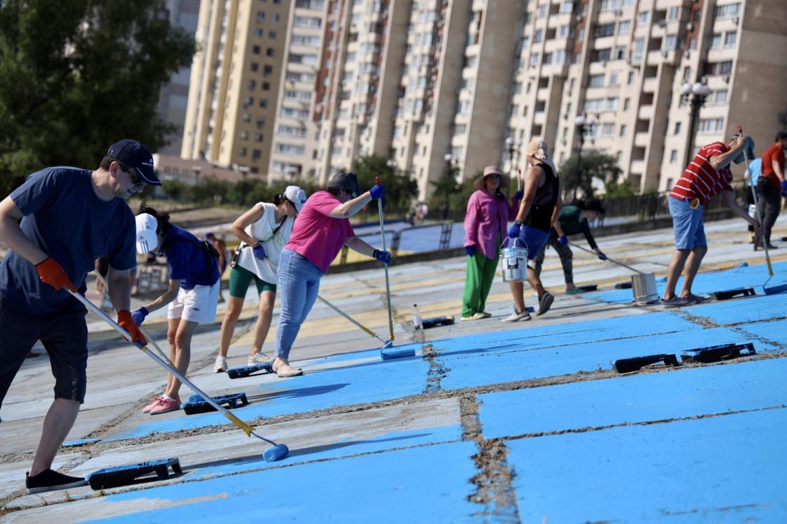 У Києві оновили великий кримськотатарський прапор