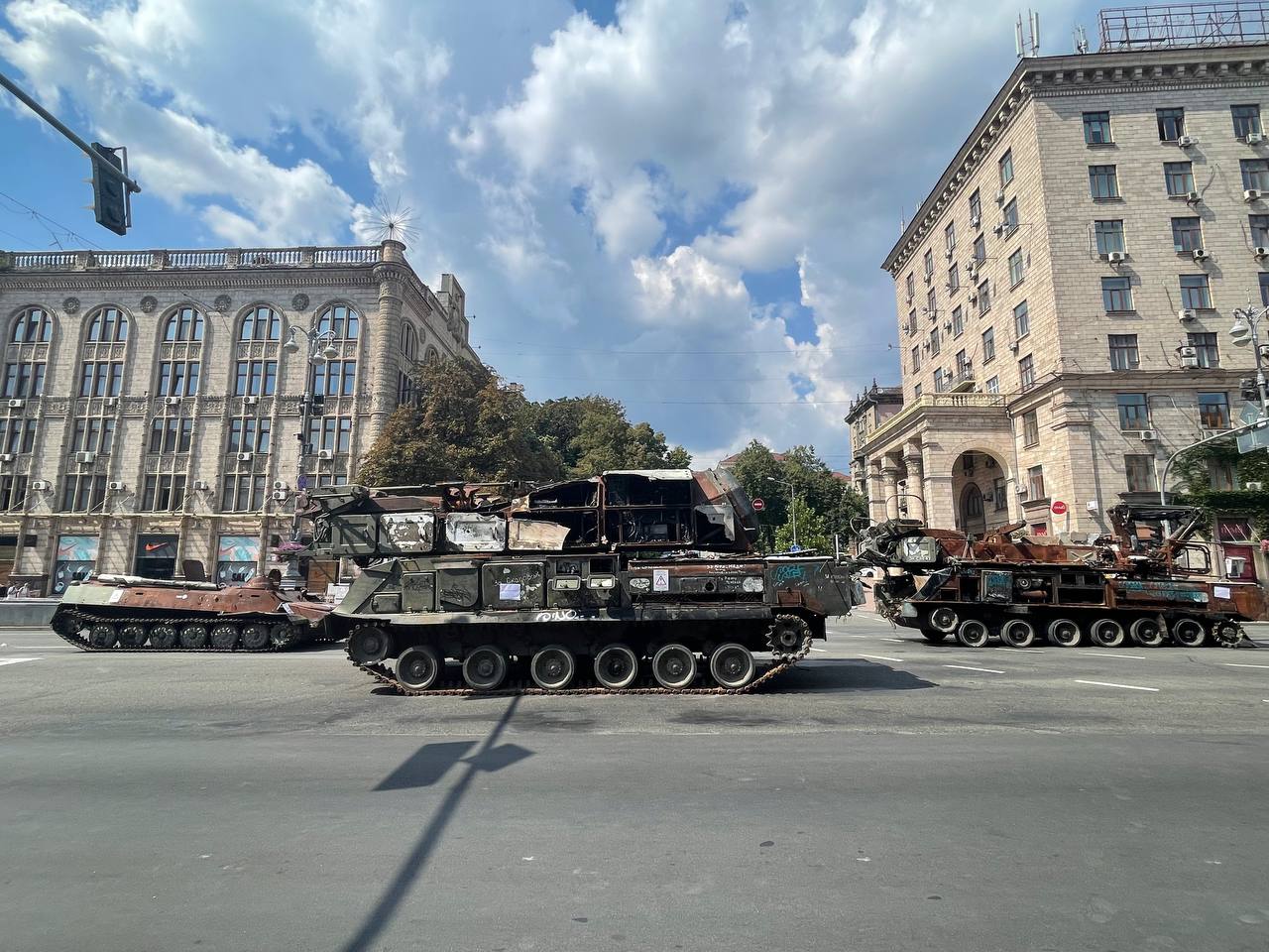 Виставка розбитої російської техніки на Хрещатику: що подивитися