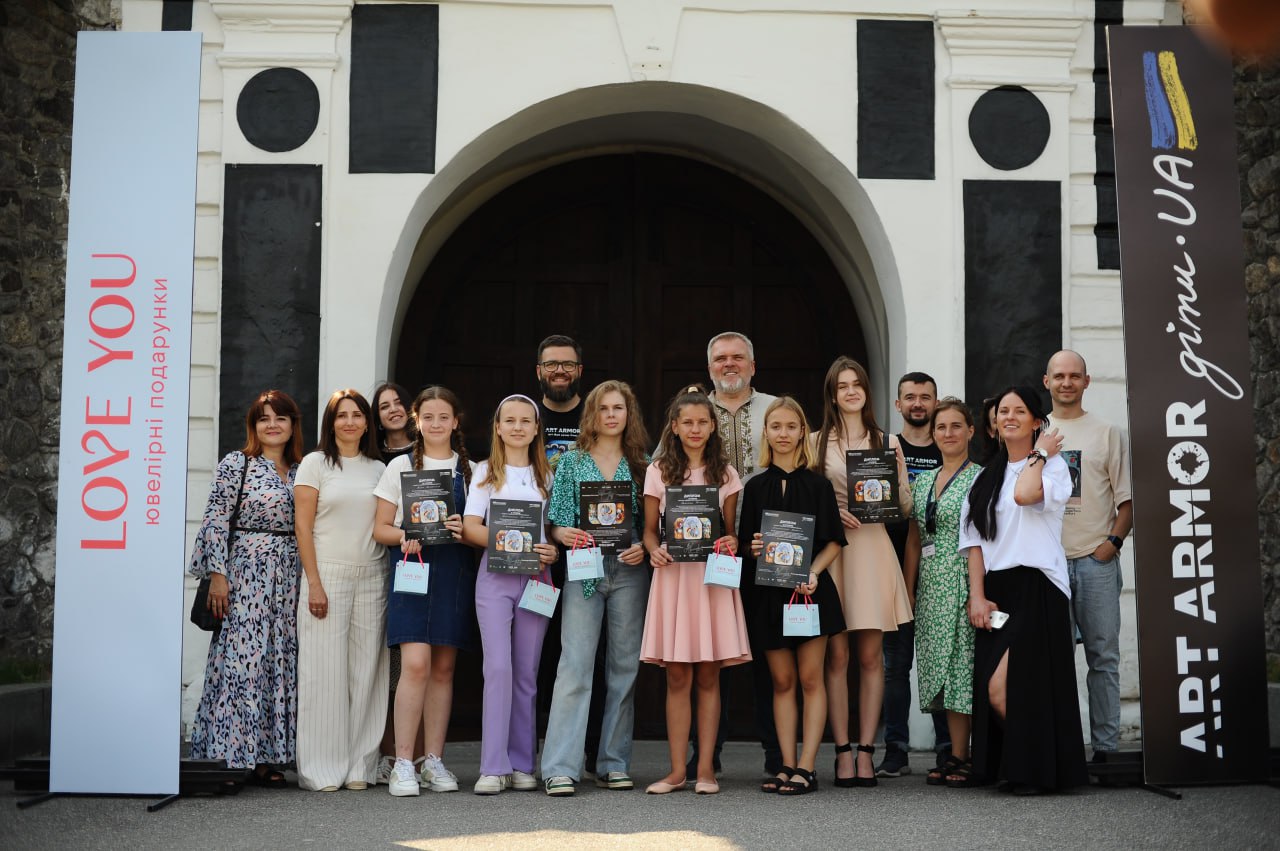 Українські ювеліри створили браслети з гравіюванням дитячих малюнків